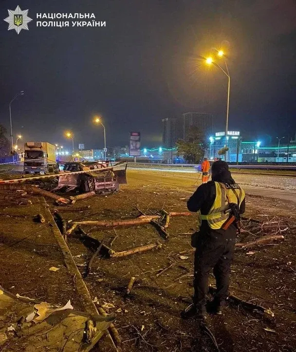 Київ пережив дві хвилі ударів балістикою: є жертва, влучання по мосту і метро