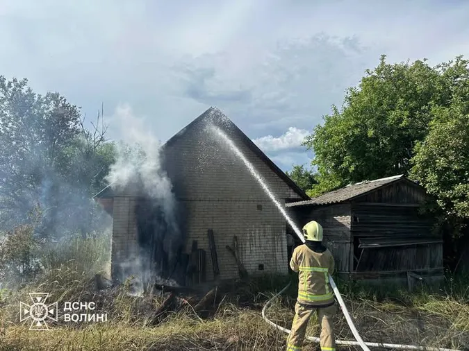 У Луцькому районі через необережність загорілася господарська споруда