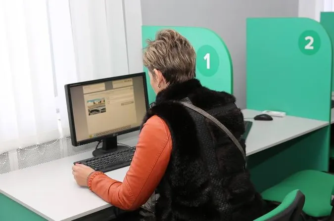 Майбутні водії можуть вивчати теорію для іспиту на права без автошколи