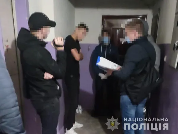 Амфетамін, метадон: у Луцьку обшукали помешкання наркоторговців (фото, відео)