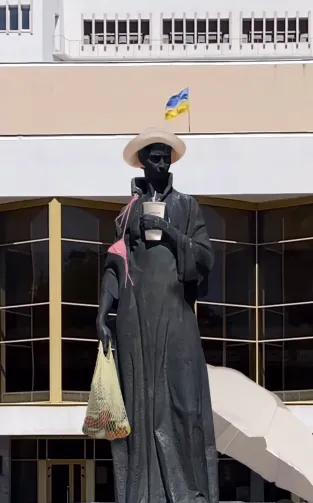 Луцький бренд одягнув Лесю Українку у купальник