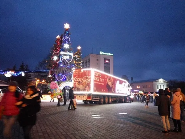 Святкова фура «Coca-Cola» доїхала до головних ялинок Луцька (фото) 