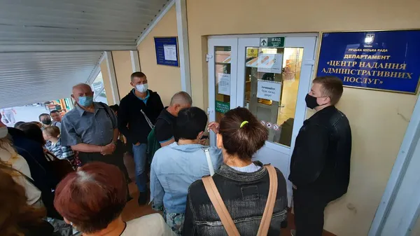 Біля Луцького ЦНАПу щоранку утворюється черга: у чому причина (відео)