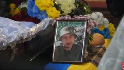 Залишилась дружина і маленький синочок: у Володимирі провели в останню дорогу 23-річного Анатолія Куляса