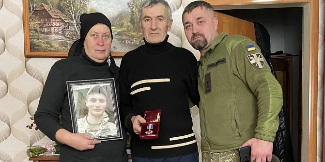 На Волині батькам загиблого воїна вручили орден «За мужність» (фото)