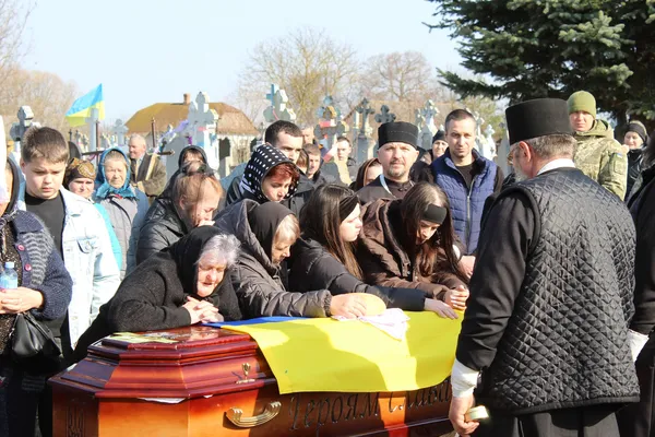 Осиротіли дві доньки: на Волині попрощалися з воїном Володимиром Сасовським (фото)