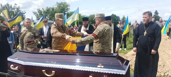 На Волині провели в останню дорогу молодого воїна Артема Мулявку (фото)