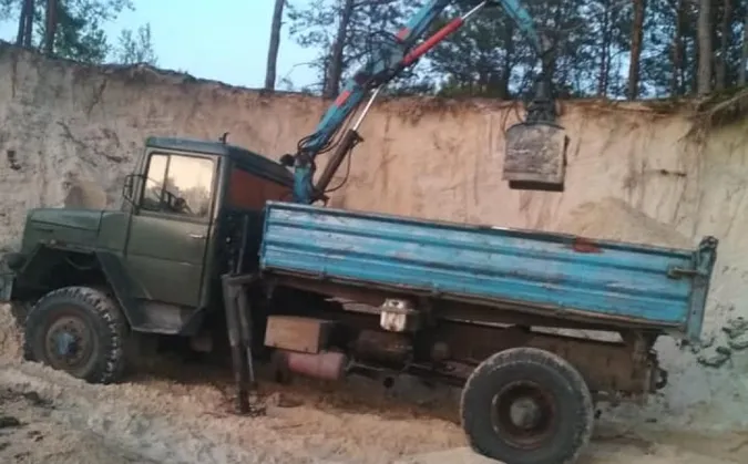На Волині з автомобілів, якими незаконно вивозили пісок, не дозволили знімати арешт