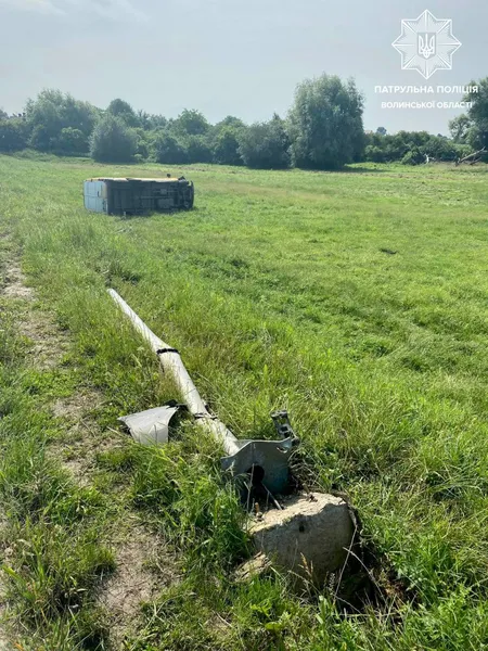 Заснув через втому: біля Володимира водій збив стовп та злетів у кювет (фото)