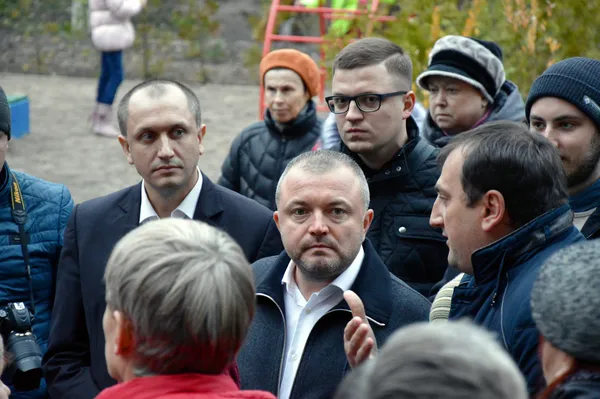 «Будуємо спільне майбутнє»: у луцьких дворах посадили дерева