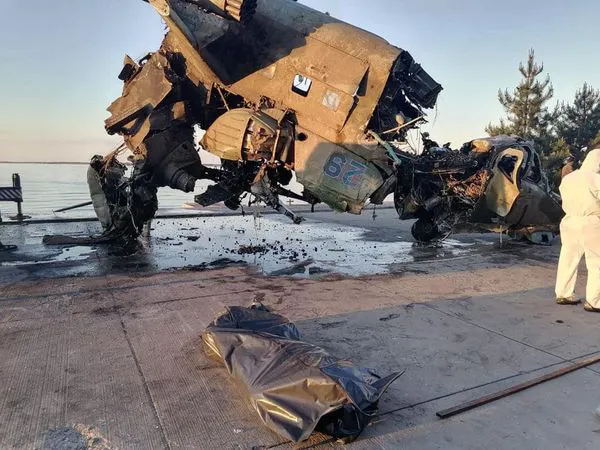 Із Київського водосховища дістали збитий ворожий гелікоптер (відео)