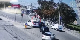 У Луцьку водій BMW наїхав на пішохода та втік з місця ДТП (відео)