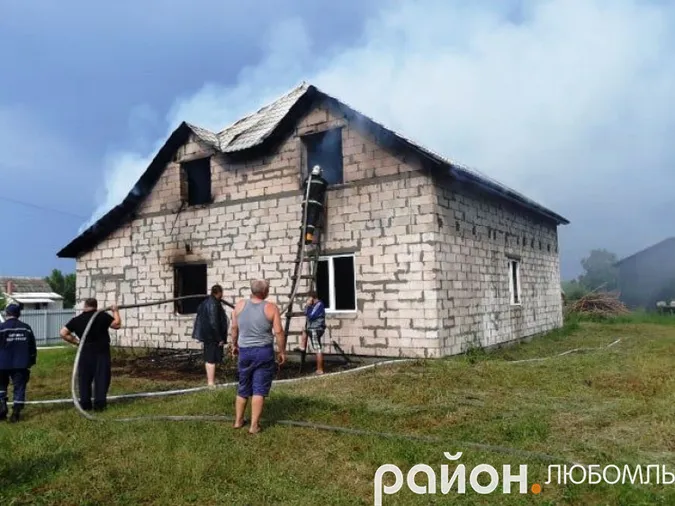 На Волині через блискавку ледь не згоріла новобудова (фото)