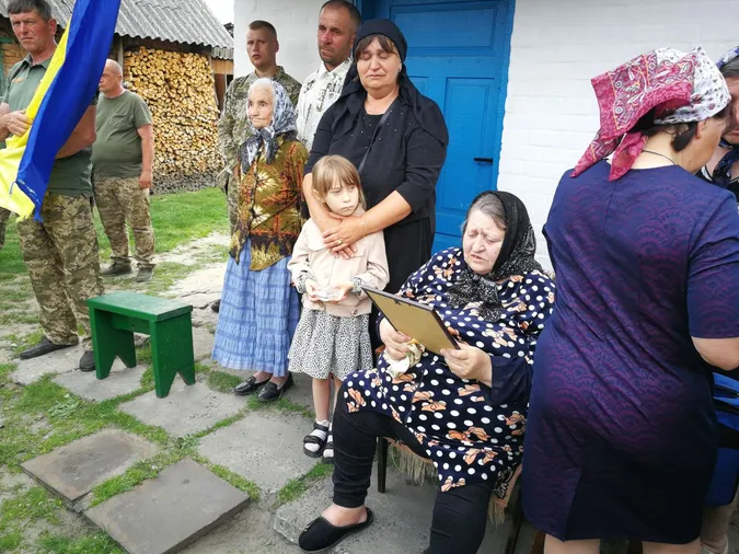Громада зустріла навколішки: на Волині прощалися з Героєм Олексієм Омельчуком