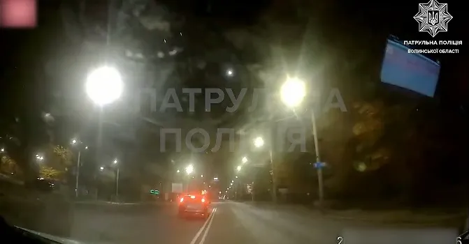 У Луцьку п'яний на «форді» порушив ПДР перед носом патрульних (відео)