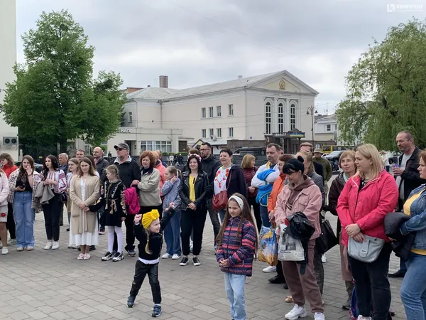 «Нитка Єдності»: у Луцьку пройшов флешмоб до Дня вишиванки (фото)