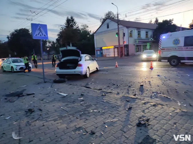 Автівки вщент: біля Старого ринку у Луцьку «влупилися» Audi та Volkswagen (фото)
