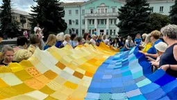 Шили клаптики усім містом: у Нововолинську розгорнули найбільший вʼязаний прапор (фото)