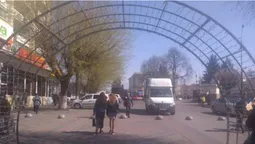 У центрі Луцька встановлюють святкові арки (фото)