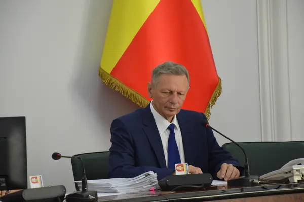 Міський голова Микола Романюк задумався