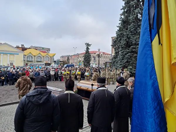 Загинули в один день: волиняни попрощались із Героями Миколою Бобром та Євгенієм Куколою (фото)