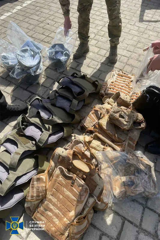 На Волині СБУ заблокувала незаконний збут партії бронежилетів і касок (фото, відео)