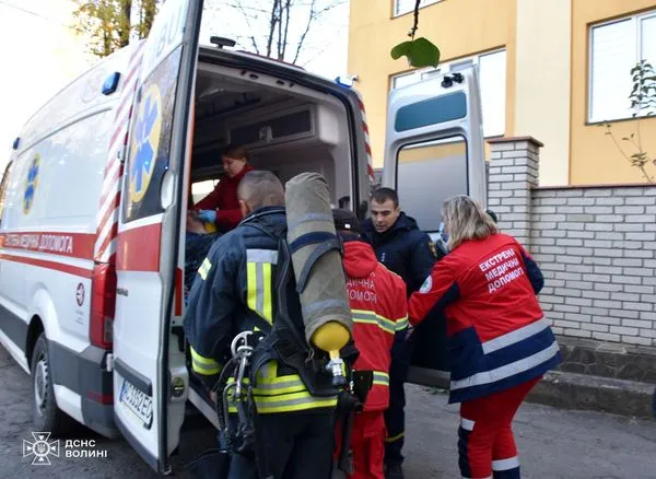 У Луцьку рятувальники винесли з пожежі літню жінку (фото)