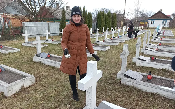На знак подяки: на Волині і на Рівненщині українці прибирають польські кладовища (фото)