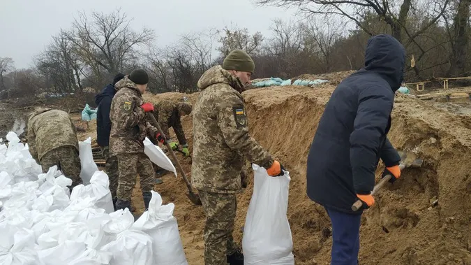 На Волині учасники добровольчого формування будують фортифікаційні споруди ( фото, відео)