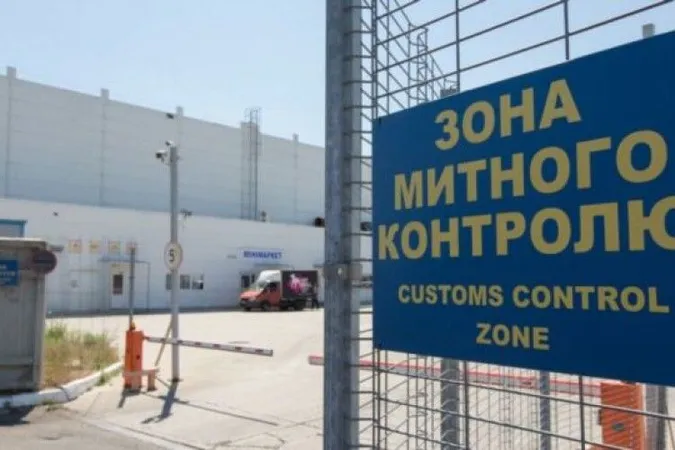 Через «Ягодин» чоловік віз «для себе» майже 200 плеєрів з навушниками