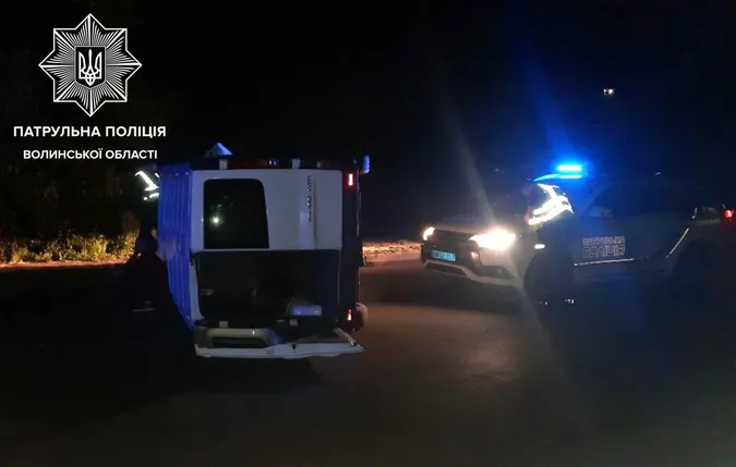 У Луцьку вночі бус протаранив стовпа і перекинувся: водій був п'яний (фото)