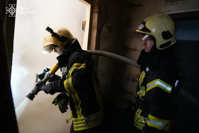 З-під завалів зруйнованого будинку у Луцьку дістають тіло людини (фото)