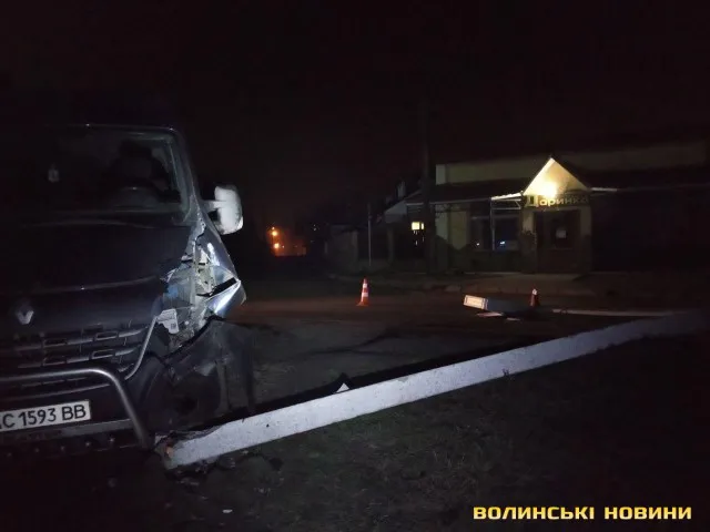 У Луцьку п'яний на мікроавтобусі повалив дорожній знак (фото)
