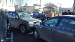 Аварія в Луцьку: чотири побиті автомобілі через один неправильний рух