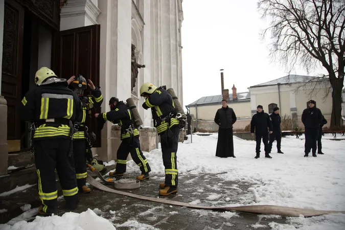Три пожежні машини та 26 рятувальників: у костелі Петра і Павла в Луцьку працювали вогнеборці (фото)
