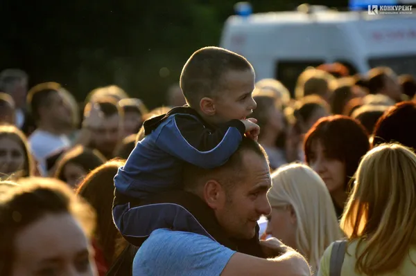 У Луцьку відбувся кількатисячний концерт Олега Винника на сіні (фото)