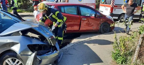 Горіли авто і дровітня: волинські рятувальники загасили дві пожежі (фото)