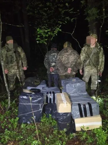 На Волині затримали нічних контрабандистів з 12-ма пакунками сигарет (фото)
