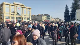 Сотні людей прийшли покласти квіти до пам'ятника Лесі Українці (фото)