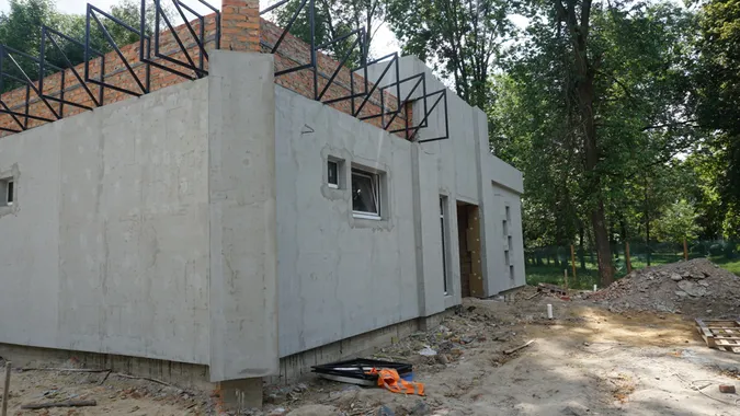 Буде готовий за місяць: як у Луцьку будують громадський туалет (фото)