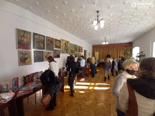У обласну юнацьку бібліотеку у Луцьку завезли нові книжки: що тут є (фото)