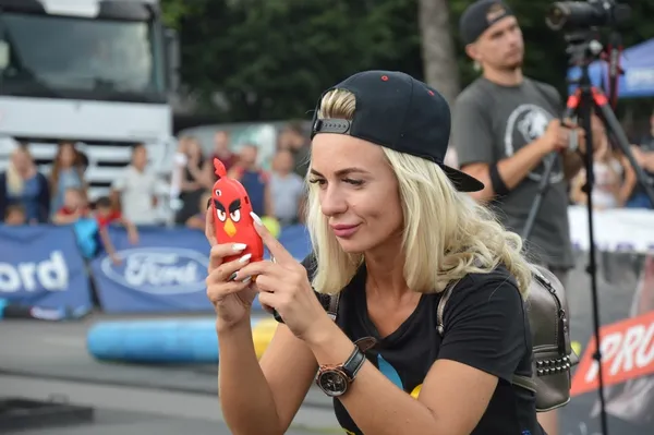 А зараз вилетить пташечка! Енгрі пташечка! 