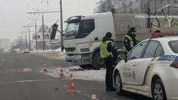На Дубнівській у Луцьку водій вантажівки зніс світлофор (фото, оновлено)