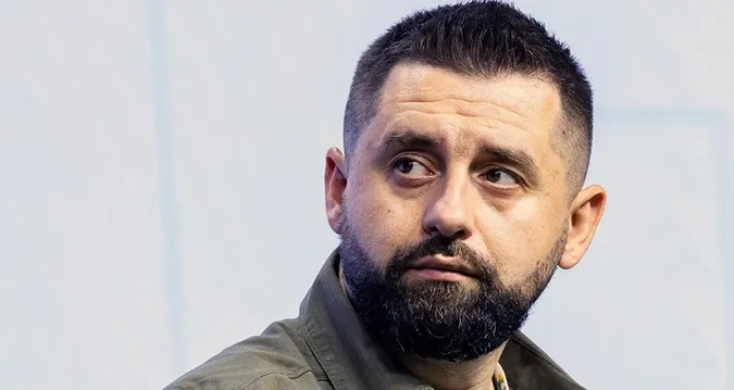 Багато нардепів хочуть скласти мандати, але їх не відпускають, – Арахамія