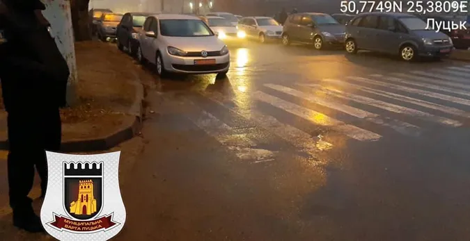 Муніципали покарали понад 70 водіїв, які приїхали на луцький автобазар (фото)