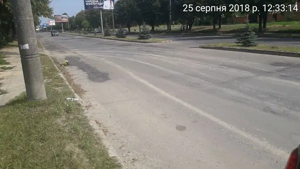 Будівельників змусили прибрати вулицю в Луцьку (фото)