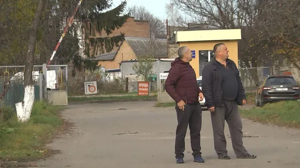 В'ячеслав Лимарь та його сусід Андрій Гаранчевський. Чоловік самостійно відновлює свій пошкоджений будинок