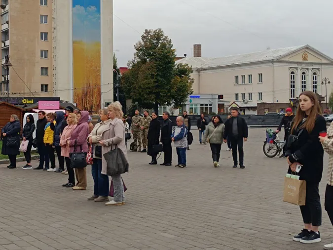 У пам'ять про загиблих захисників Луцьк зупинився в хвилині мовчання (фото)