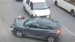 ДТП на повороті: у Луцьку водій Hyundai збив мотоцикліста (відео)