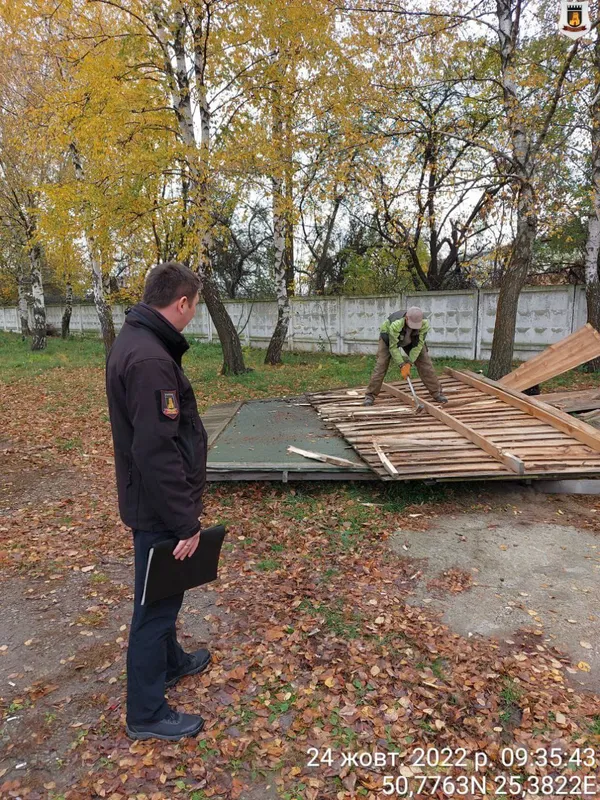 У Луцьку муніципали розібрали бесідку й зрізали шлагбаум (фото)